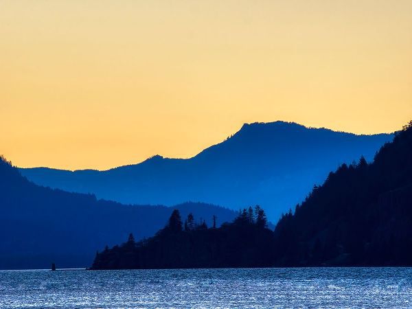 Wild, Jamie and Judy 아티스트의 Oregon-Columbia River Gorge National Scenic Area-Columbia River and Gorge Peaks at sunset작품입니다.